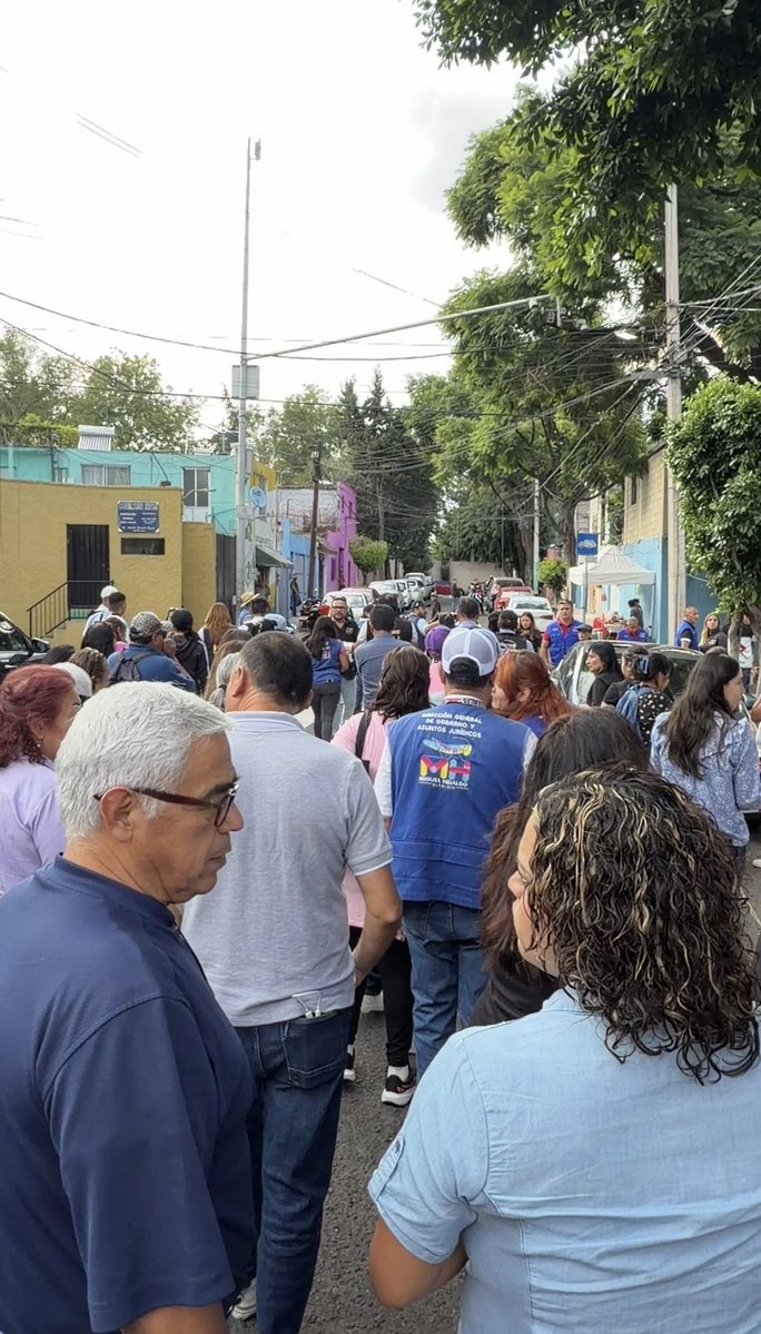 MayeliRuizO's tweet photo. Junto con el alcalde @mauriciotabe, salimos a las calles para recorrer y verificar los trabajos de reencarpetado realizados como parte de una obra de mitigación, que beneficia a las colonias América y 16 de Septiembre.

#ConcejalaMH
#AcciónXMH https://t.co/nuAefH3Qz8
