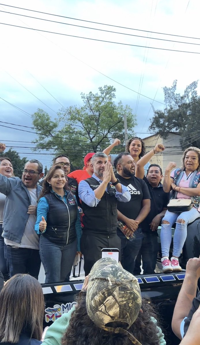 MayeliRuizO's tweet photo. Junto con el alcalde @mauriciotabe, salimos a las calles para recorrer y verificar los trabajos de reencarpetado realizados como parte de una obra de mitigación, que beneficia a las colonias América y 16 de Septiembre.

#ConcejalaMH
#AcciónXMH https://t.co/nuAefH3Qz8