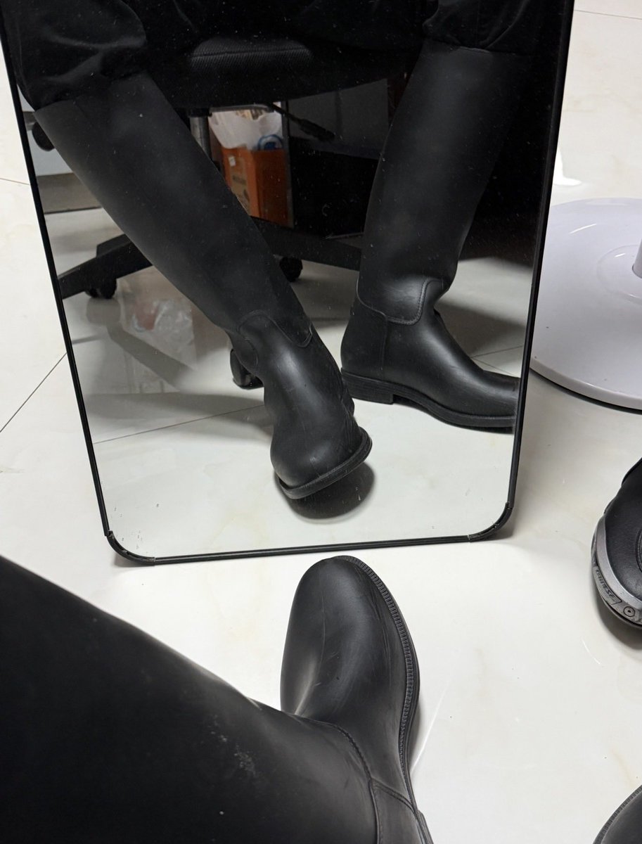 tim0sm's tweet photo. 谁敢闻👀#马靴 https://t.co/Y3znPsYbgR