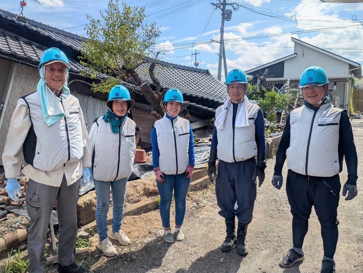 kennoguchi0821's tweet photo. ステアリスト株式会社さんからご寄付頂きました冷蔵服100着は早速、オープンジャパンさんを通して複数のボランティア団体の方々へお渡ししております。今日の熊本は38度とのこと…。危険な暑さです。過酷な被災現場でこの冷蔵服は必要不可欠。ボランティアの皆さんには頭が下がる思いです。

ピークエイドはボランティアの皆さんをサポートをすることもテーマにしております。

能登半島地震の時にもステアリスト株式会社から厳冬期用の温かい寝袋100個をご寄付頂きました。ステアリスト株式会社の片岡社長、有難うございます🙏🙏🙏