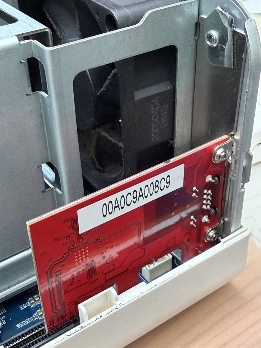 bit_spread's tweet photo. 取引先のQNAP ファイルサーバーTS-251Dが先週の落雷でLANボートが壊れてしまった。
さいわい、PCI-Eポート付きのモデルだったので純正ネットワークボードと同じIntel® I225-Vチップを積んだ玄人志向  GBE2.5i-PCIE に換装。

QNAP独自ブラットとの互換性はないので玄人志向の方のブラケットをガリガリ削って入るように

なんとかネットワーク疎通が復旧！

#QNAP #金属加工