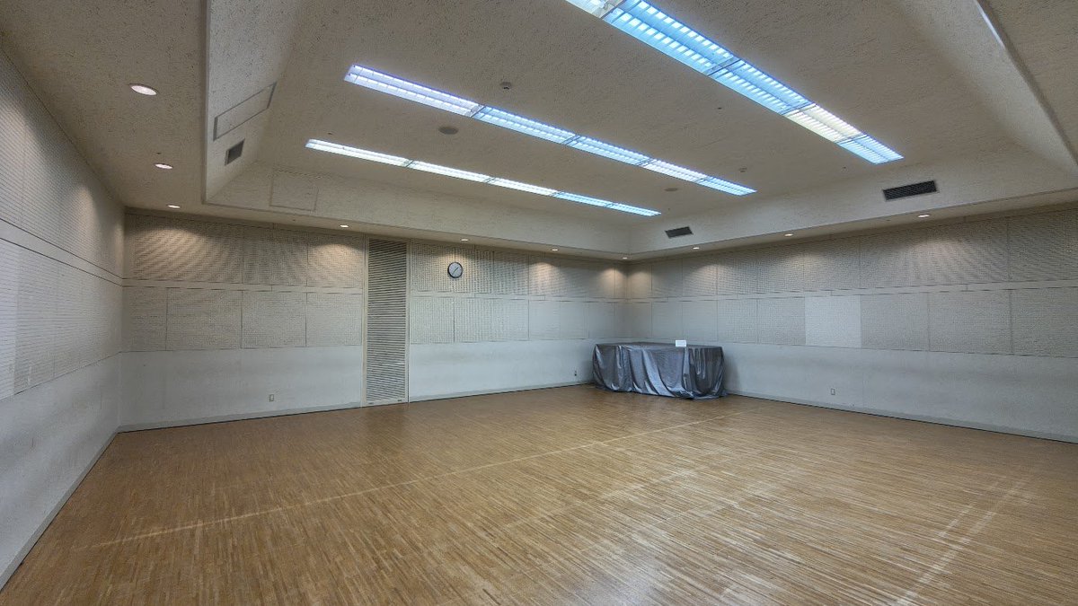 cospicnic's tweet photo. 【11/14 佐賀市民芸術祭 コスプレイベント】
Webサイトの公開まで会場写真を紹介してまいります😊
1枚目：2階エントランスロビー
2枚目：受付・ステージイベント会場（コピユニステージ・アニクラ・こどもディスコ・コスプレランウェイ・キッチンカー）
3枚目：更衣室（男女とも同仕様の部屋です）
4枚目：休憩所（もちろんコスプレのままでOK）
#佐賀市民芸術祭