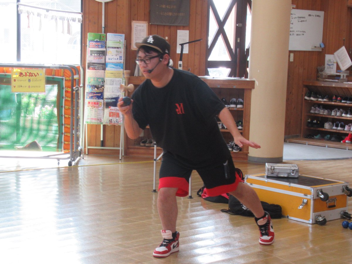 isesakishakyo's tweet photo. 【赤堀南児童館】
令和8年7月22日(水)にみんなであそぼう「ゆーだまさんとけん玉をたのしもう！」を開催しました。
105名が集まり、ゆーだまさんのパフォーマンスを楽しみました。
パフォーマンス後のワークショップも熱心に取り組みました。

(0270-62-8723)
＃赤堀南児童館 #ゆーだま https://t.co/CJbzkz3geJ