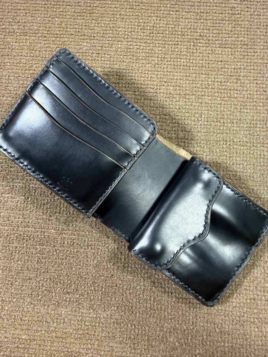 magukingfactory's tweet photo. 2つ折りウォレットをクロムエクセルで仕立てました。
１本だけ作れました。
よろしくお願い致します。
今日も感謝🔥🔥🔥
マグキングファクトリー
MAGUKING FACTORY

#マグキングファクトリー
#クロムエクセル
#札入れ
#2つ折りウォレット
#手縫い https://t.co/0oCVnB5Fme