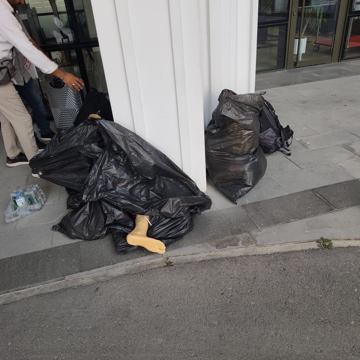 Tebrik_31's tweet photo. 🟥 Ankara'da gözaltına alınan gazilerin protezleri çöp poşetlerine konuldu.

Dön bir bak bu vatana hizmet edenlerin sonu ne olmuş. https://t.co/nuJLU87RpN