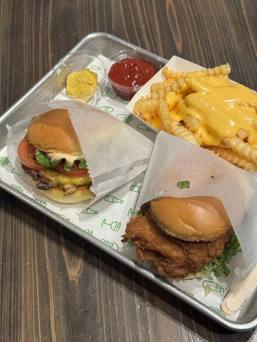 KMLNNK's tweet photo. เบอร์เกอร์เนื้อนุ่ม ไม่เหนียว ได้กินเนื้อเต็มคำ ขอยกให้ shake shack อร่อยเหมือนเดิม ส่วนใครชอบเฟรนฟรายส์ชีส ขอให้ไปลอง ราดชีสมาแบบท่วมๆ 🤤 https://t.co/tHj3TLISc4