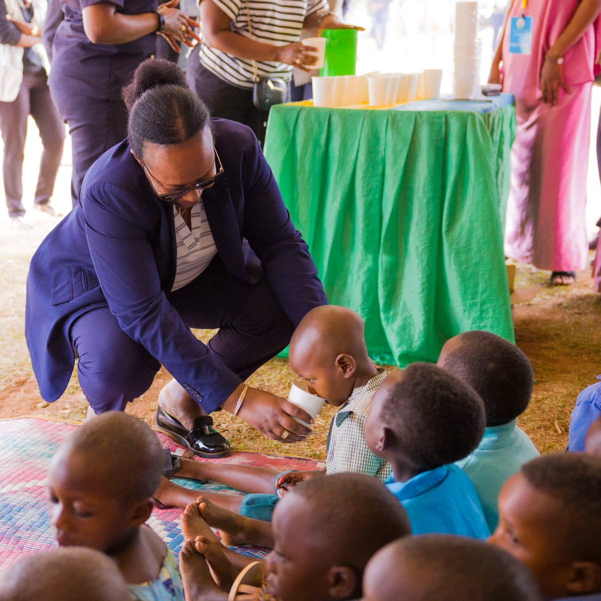Rwanda_Child's tweet photo. Muri iki gikorwa, abayobozi babanje guha abana amata ari nako bakangurira ababyeyi kugaburira abana batangiye guhabwa imfashabere, ibikomoka ku matungo birimo amata, inyama, indagara n'ibindi. https://t.co/nVuvT6vPFS