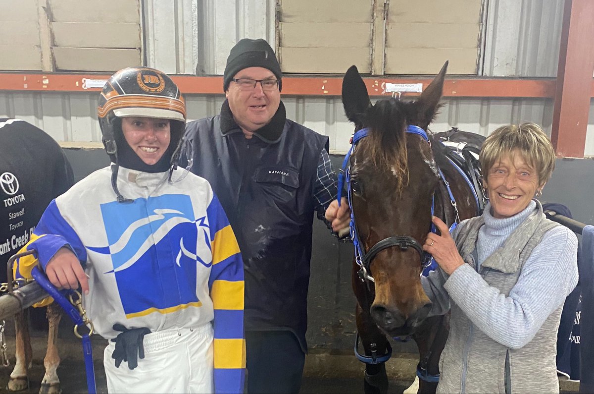 Bdtc150's tweet photo. YANKEE MOJO (Jackie Barker/Julie Brimacombe) shows plenty of courage to take out the PALMERBET PACE @Bdtc150 tonight Congratulations JA &amp; D Brimacombe https://t.co/LWIyUXUpGn