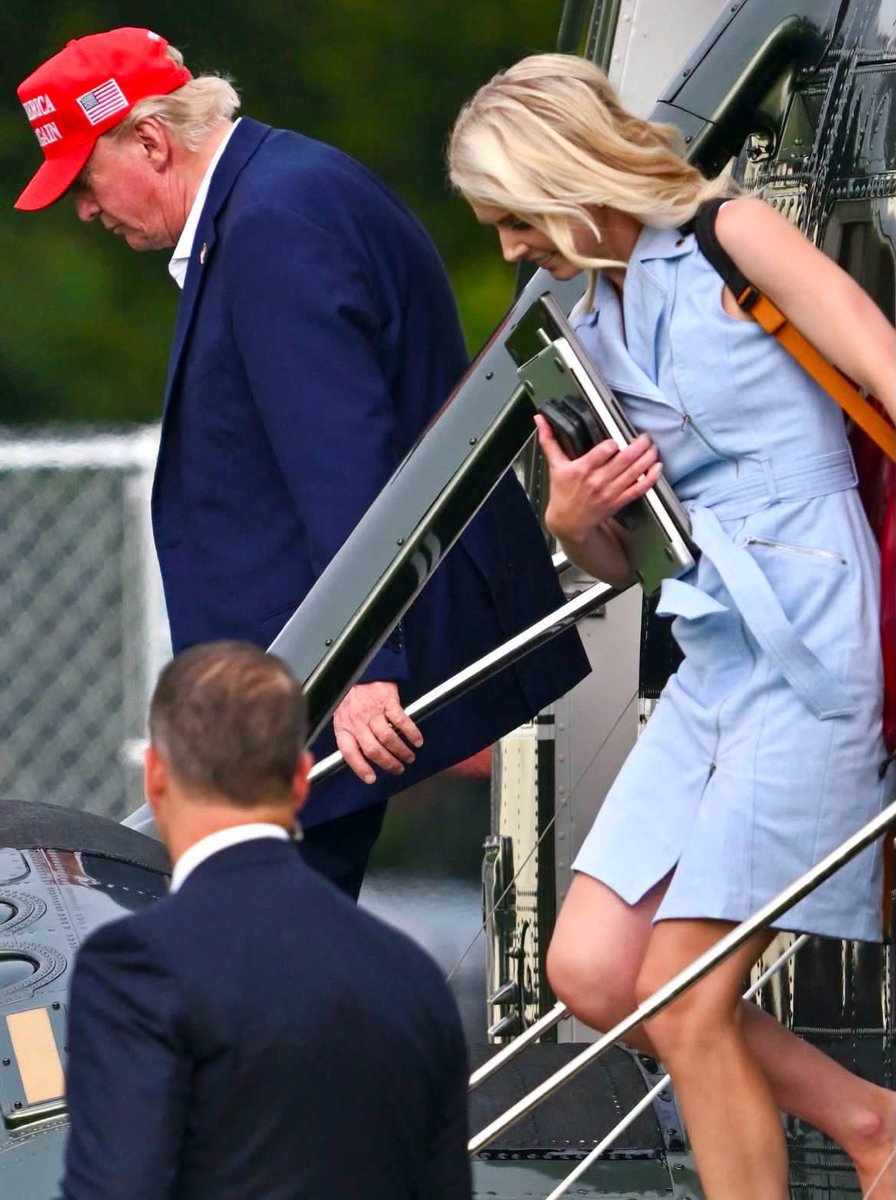 Namkaribou's tweet photo. 🔴🇺🇸FLASH: Natalie Harp, 35 ans, l’une des proches collaboratrices de Donald Trump, suscite de nombreuses interrogations. Ses proches et même certains sénateurs soupçonnent une relation malsaine entre elle et le président américain, notamment après que Trump l’a fait « emballer » dans un conteneur de nourriture lors de leur transfert secret vers un avion de remplacement, sous la menace d’une attaque iranienne. Une situation qui interpelle d’autant plus que le secrétaire d’État Marco Rubio et plusieurs hauts responsables étaient restés à bord de l’Air Force One. « Elle ne prend jamais un jour de congé, même pas le dimanche. Elle échange des SMS avec les dirigeants du monde au nom du président. Elle reste tard le soir avec lui pour rédiger des publications sur les réseaux sociaux. Elle parle rarement devant les caméras et pourtant, elle est toujours là, omniprésente, avec un large sourire et les yeux fixés sur le président. Elle opère entièrement en dehors de la chaîne de commandement habituelle », écrit The New York Times.