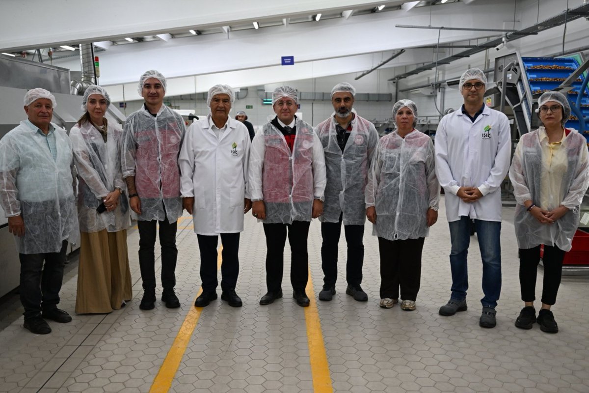 izmirtarim's tweet photo. İzmir İl Tarım ve Orman Müdürlüğümüz bünyesinde, Karşıyaka İlçe Tarım ve Orman Müdürlüğümüz koordinasyonunda gerçekleştirilen “Pazardan Tarlaya: Organik Tarımın İzinde” etkinliği kapsamında, sağlık çalışanları organik ürünlerin işlenmesi ve tüketiciye ulaştırılması süreçlerini yerinde inceledi.

🌿 Etkinliğin devamında Işık Tarım ziyaret edilerek organik ürünlerin kabulü, işlenmesi, hazırlanması, paketlenmesi ve ihracata uzanan süreçleri hakkında katılımcılara bilgi verildi.

👩‍⚕️👨‍⚕️ Hekim, diyetisyen ve farklı alanlardan sağlık çalışanlarının katıldığı programda, sertifikalı organik ürün ile “doğal ürün” arasındaki fark, organik üretimde uygulanan sertifikasyon, denetim, analiz ve izlenebilirlik süreçleri kapsamında değerlendirildi.

Gerçekleştirilen sunum ve işletme gezisiyle, organik tarımın tarladan sofraya uzanan yolculuğu bütüncül bir yaklaşımla ele alındı.

🤝 Çalışmayla; sağlık çalışanları ile üretici ve sektör temsilcileri arasında bilgi paylaşımının güçlendirilmesi ve güvenilir, denetlenen organik üretim konusunda farkındalığın artırılması amaçlandı.

Tarladan tüketiciye… Organik üretimin her aşamasını yerinde inceliyoruz. 🌱
@ibrahimyumakli
@TCTarim
@drsuleymanelban
@izmirvaliligi
@KahramanAKDGN53
@AltunogluEngin
@Karsiyakatarim
@KemalpasaTarim