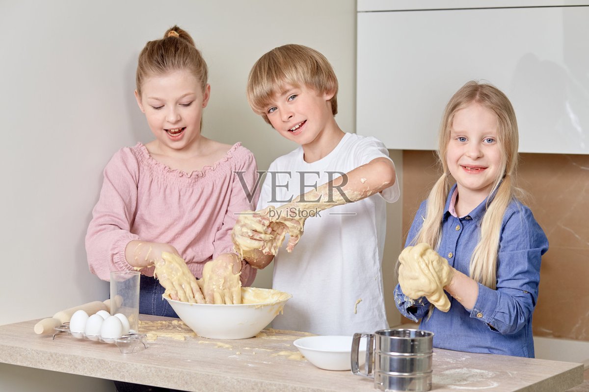 shitgaijinssay's tweet photo. [Today’s little win: baking cookies with my 5-year-old! Flour everywhere, but the giggles Priceless ]， https://t.co/8R8Y2rTsbM