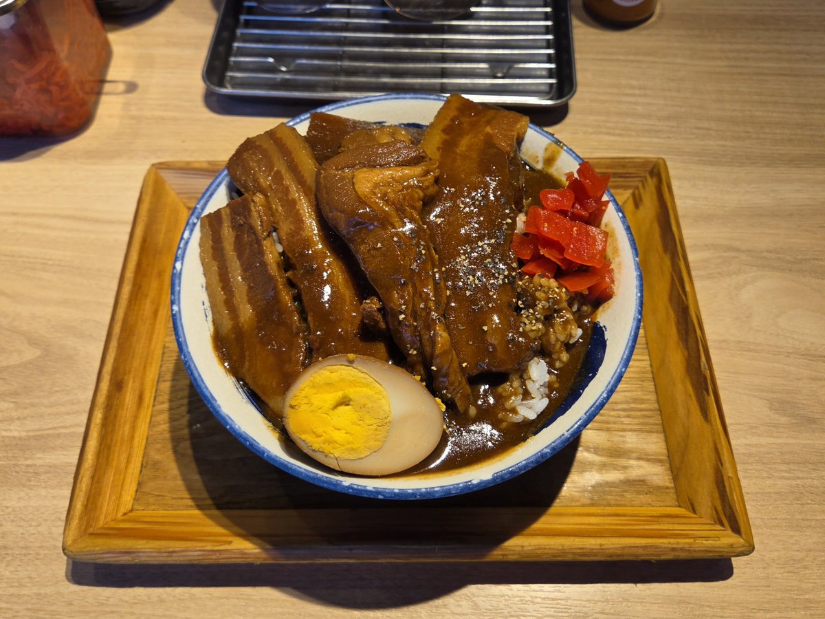 goosakula's tweet photo. 肉めし岡もと 御徒町店@御徒町
「岡もと流ポークカレー 大盛」
甘辛い豚バラに特製カレーをかけた岡もと流ポークカレー。味しみしみの煮大根も入ったカレー丼スタイル。 https://t.co/MIbXIpXS0v