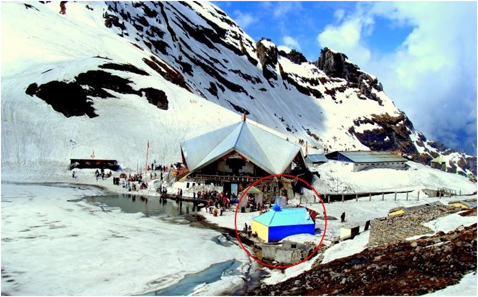 ClGadoo's tweet photo. MY REMINISCES-2, Continued:
Lakshman Mandir Yatra/ Gurdwara Hemkund Sahib
 During my Char Dham Yatra of Dev Bhumi, I had a rare chance of visiting lesser known Lakshman Mandir adjacent to Gurdwara Hemkund Sahib.This is an important pilgrimage destination for Hindus and Sikhs.. https://t.co/MlgXESMuTL