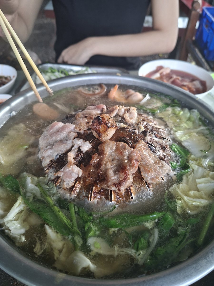ooo1kqb's tweet photo. เงียบเหงามากินหมูรอละกัน55😃 https://t.co/k6Kjq59CL2