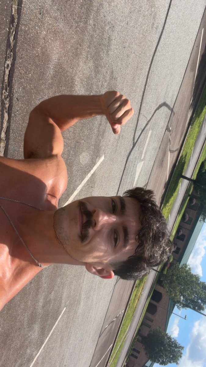 fitmatteo3's tweet photo. 🏃‍♂️ done with the run time for fun😝

Would you want to join me for the next⁉️

#lgbt #gay #bi #mlm #fypシ゚viral #model #OF #abs #fit  #fyp #trend https://t.co/JVD1ZuL3IZ