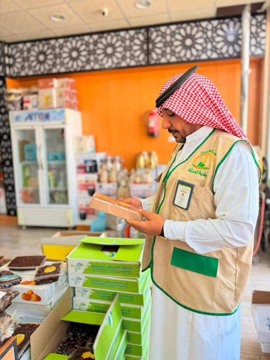 AlhadithaM's tweet photo. #بلدية_الحديثة 

قام رئيس بلدية الحديثة د / مطر العنزي ومراقبي إدارة صحة البيئة بجولة تفقدية على المنشآت التجارية والمرافق الخدمية للتأكد من الإشترطات الصحية والفنية . https://t.co/FviMZCR8Le
