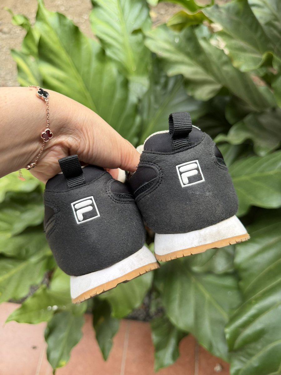 naysarchiveee's tweet photo. ‼️WTS‼️ 
Sepatu Fila warna hitam size 39 (24,5cm)
Dom jateng, bisa oren splitpay
💸150k https://t.co/062ofiaLUH