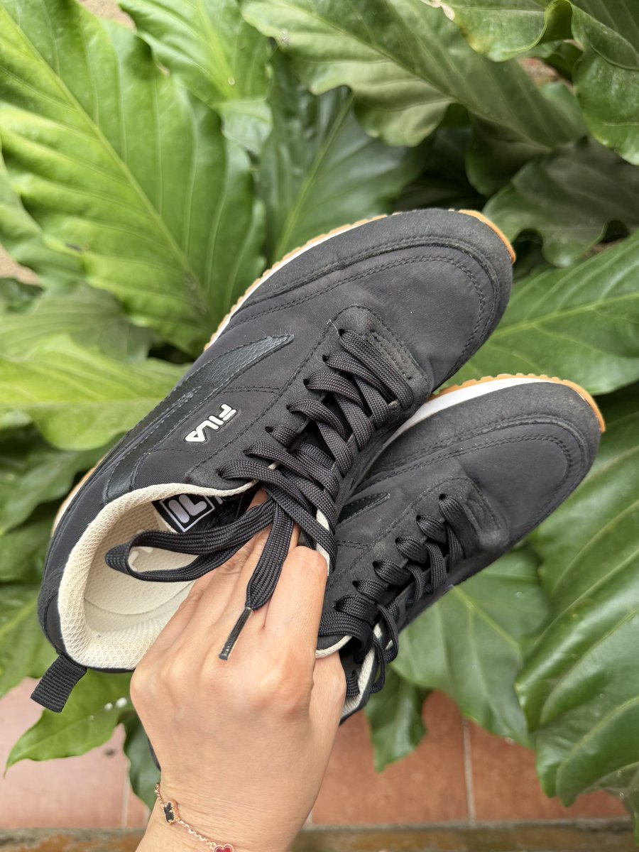 naysarchiveee's tweet photo. ‼️WTS‼️ 
Sepatu Fila warna hitam size 39 (24,5cm)
Dom jateng, bisa oren splitpay
💸150k https://t.co/062ofiaLUH