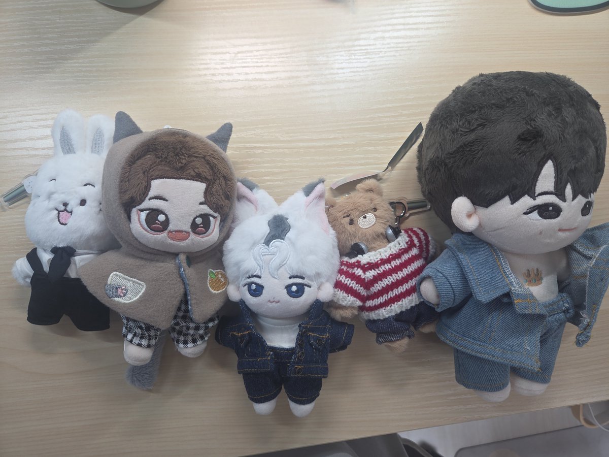 jenadabin's tweet photo. (어차피 형아리는 못구하는 김에) 아무 인형이나 막 모았더니 
사람이었다가 동물이었다가 반 사람이었다가 큰사람이었다가 난리도 아니게 됨 https://t.co/3KKWhsznUh