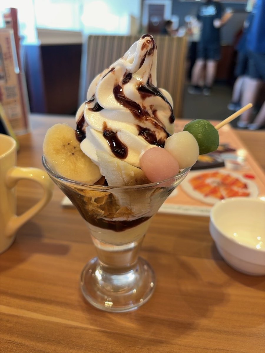 yoko923's tweet photo. チョコバナナサンデー。
三色団子トッピング。 https://t.co/PjyvWQEarl