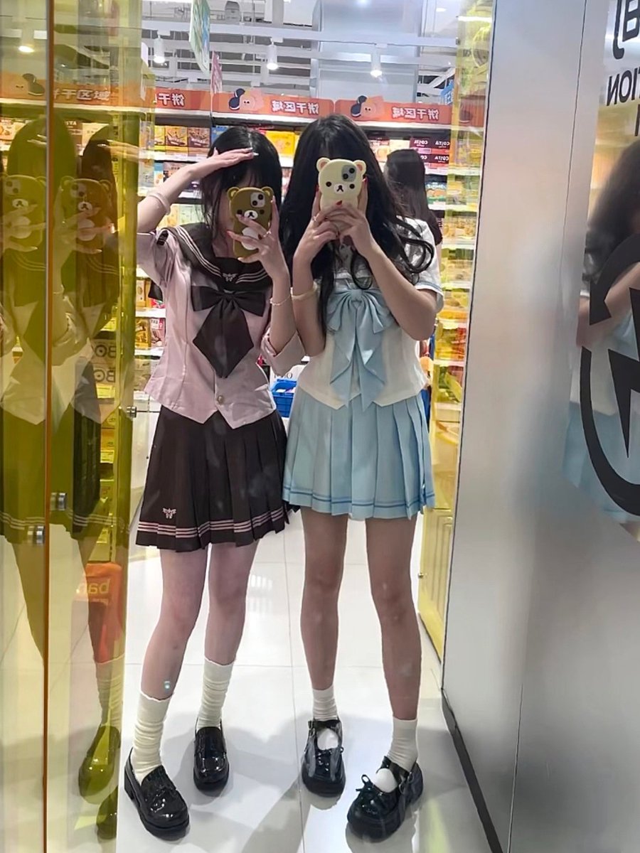 h66hw's tweet photo. 今天是jk姐妹花甜甜的出现一下 https://t.co/g9lqWjiZyF