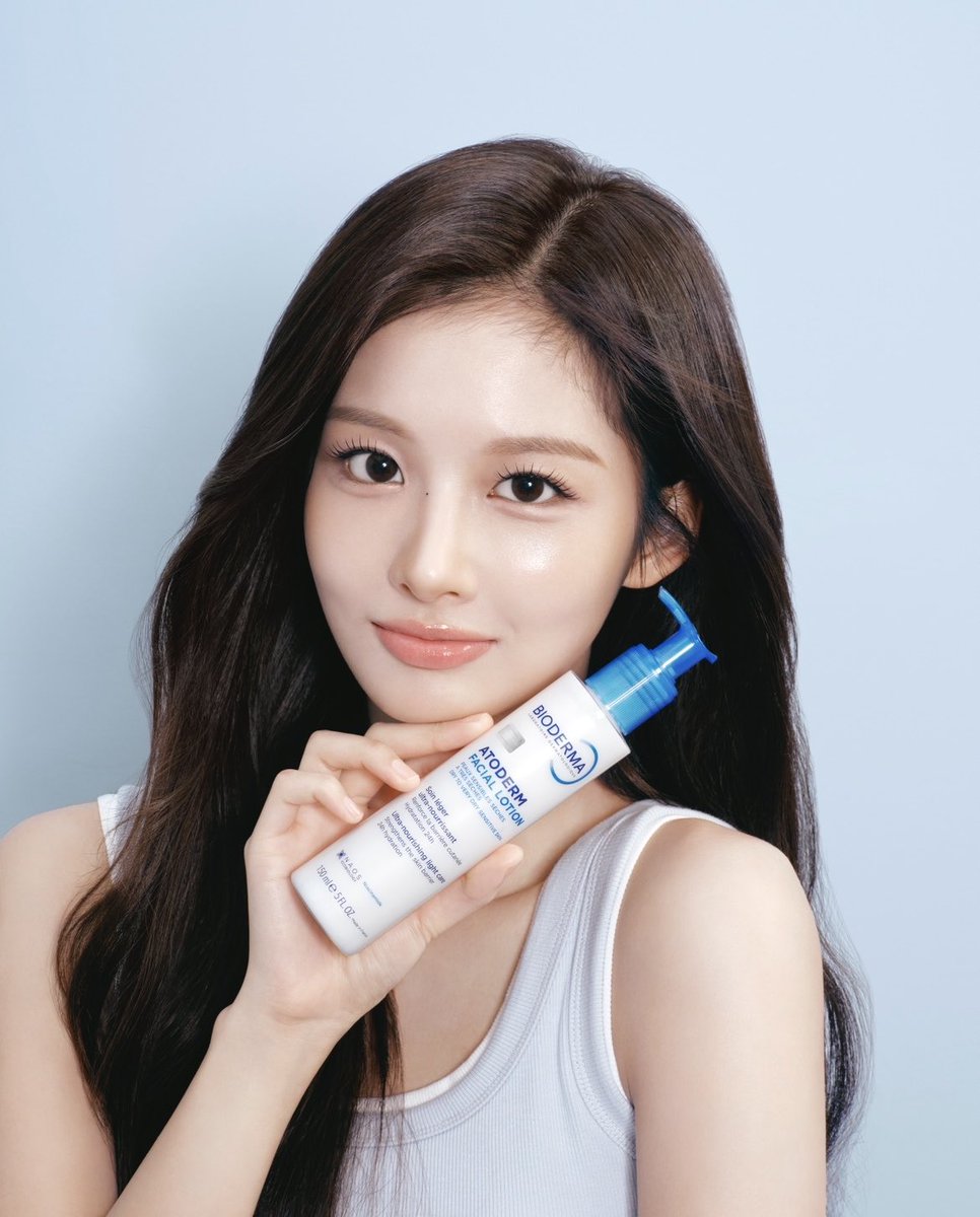 bioderma_kr's tweet photo. 💙 바이오더마의 새로운 뮤즈, NMIXX(엔믹스) 설윤 💙​

바이오더마와 함께할 새로운 엠버서더,​
NMIXX(엔믹스) 설윤 님이 찾아왔습니다 🦌🐰​

맑고 사랑스러운 매력부터​
건강하고 빛나는 아름다움까지✨​

NMIXX(엔믹스) 설윤 님의 무결점 장벽 공식은 ​
바이오더마의 첫 번째 페이셜 로션, ​
아토덤 페이셜 로션!​

앞으로 바이오더마와 함께할​
NMIXX(엔믹스) 설윤 님의 다양한 모습, ​
많이 기대해주세요!​

아토덤 페이셜 로션 ​
세계 최초 단독 런칭 #올리브영에서 8월 20일에 만나보세요​

#바이오더마 #아토덤 #피부장벽공식
#아토덤페이셜로션 #엔믹스 #설윤 #NMIXX