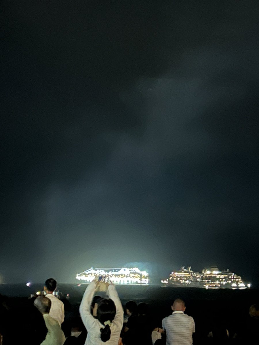 LiveMrsDolphin's tweet photo. 日なたのメンバーと初観覧しました🎆
想像以上の迫力と美しさに、みんなで感動✨
素晴らしい時間をありがとうございました！
花火師さん、スタッフのみなさま、本当におつかれさまでした👏雨にも負けず

#熊野大花火大会　
#熊野大花火
#熊野花火
#熊野市
#三重県熊野市
#花火大会
#夏の思い出
#感動をありがとう
＃獅子岩 
＃花の窟