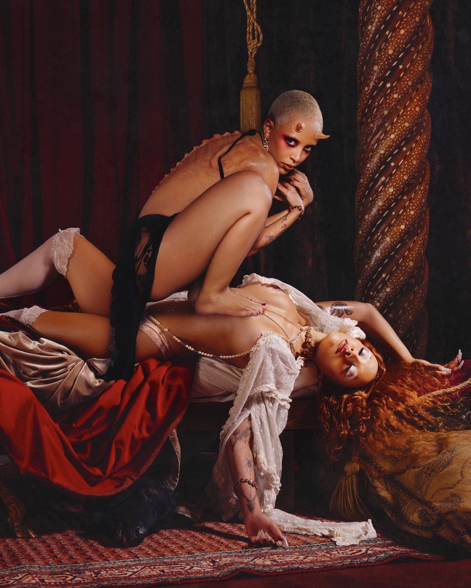 dojacathard's tweet photo. ARTISTA! Gordon, empresário de Doja Cat, revelou em recente entrevista que Doja FEZ o “Scarlet” em apenas 10 dias:

“Doja fez o “Scarlet” em 10 dias, eu a vi trancada no estúdio produzindo três músicas por dia, não estou dizendo três como um exagero, (…) ela escreve toda a sua própria música, ela tinha algo a fazer, era como uma obsessão”. 🩸