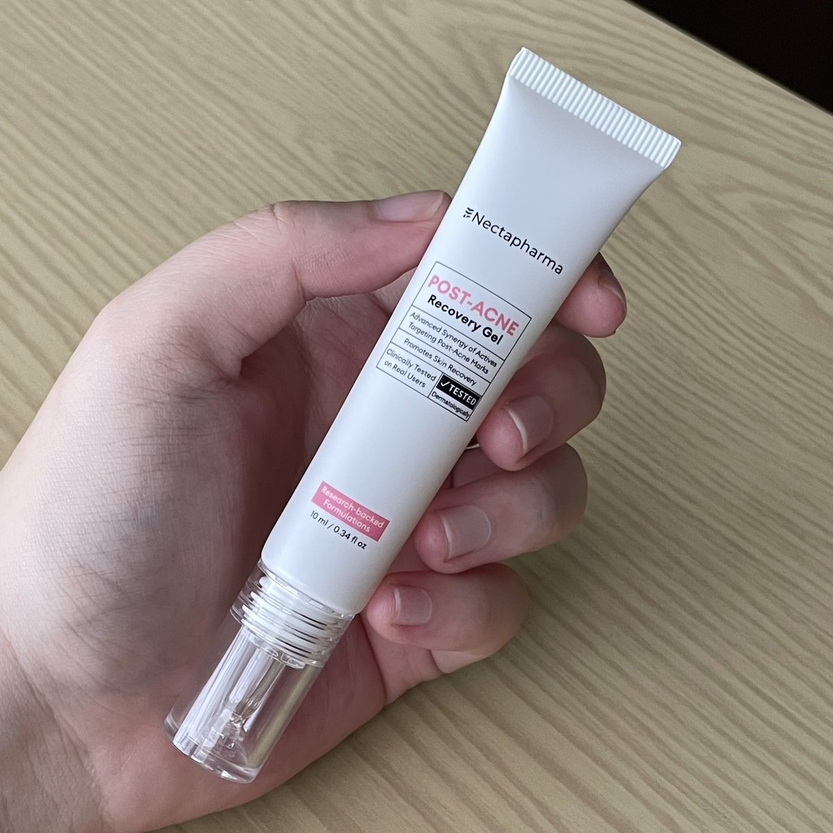 Chiuter's tweet photo. สิ่งนี้เหมือนเกิดมาเพื่ออิฉัน POST-ACNE RECOVERY GEL ชอบเป็นสิวแล้วทิ้งรอยตลอดเลย แต่ใช้ของ Nectapharma รอยจางไวมาก ไม่ใช่แค่รอยจางนะ แต่ช่วยฟื้นฟูผิว แล้วช่วยให้เกิดหลุมสิวยากขึ้นด้วย สารสกัดเค้าอัดแน่นมาก มีงานวิจัยรองรับคือมั่นใจว่าชีเริ่ดจริงอ่ะ ถ้านี่ไม่ใช่เจลซ่อมรอยที่จริงใจที่สุด