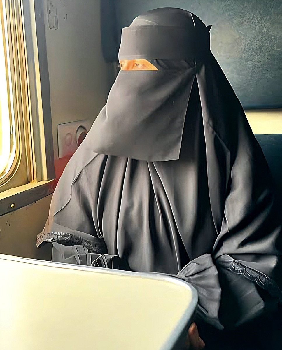 Crustology_'s tweet photo. No amount of manipulation will ever convince me that this is modesty rather than oppression. https://t.co/qt1yd0kv0U