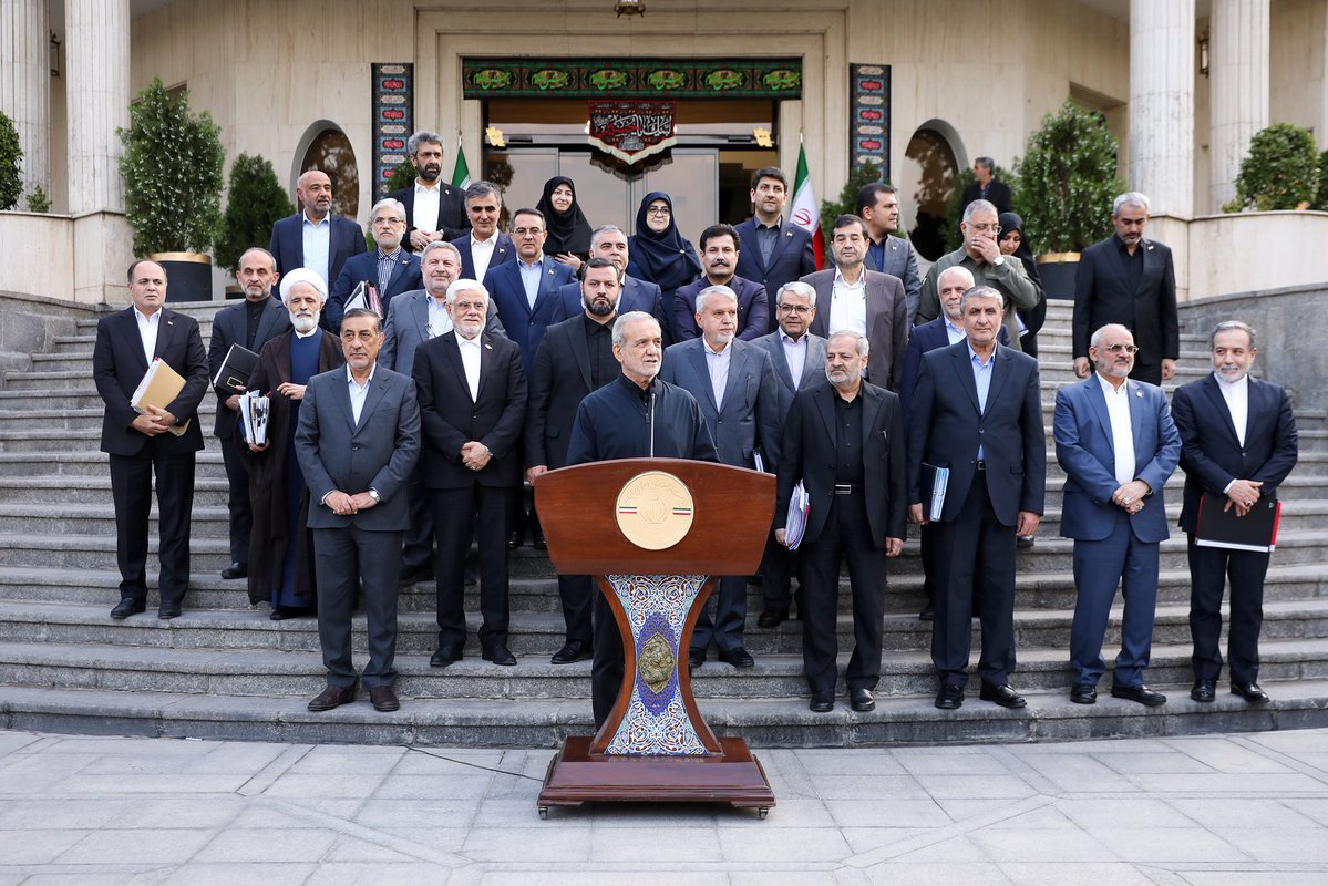alix_qalam's tweet photo. دولتی که ۶ ماه تلاش کرد تا بنزین در آمریکا گران نشود،
حالا دارد تلاش می‌کند بنزین را در مملکت خودش گران کند.

این دولت علیل است آقاااا
استیضاح پزشکیان را کلید بزنید
بخدا همه راضین✋🏻 https://t.co/ixSWdZfHOa