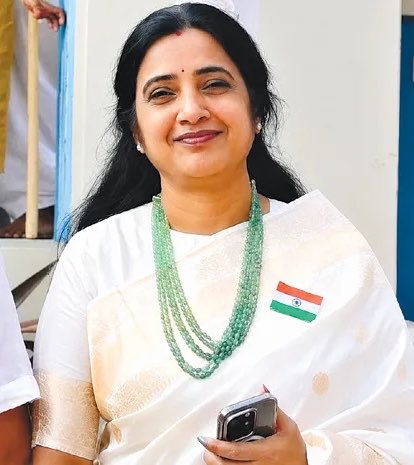 TeluguScribe's tweet photo. నాగార్జున స్కూల్ ప్రిన్సిపల్ హత్య కేసులో వెలుగులోకి సంచలన నిజాలు

27 సార్లు పొడిచి ప్రిన్సిపల్ రూపారెడ్డిని హత్య చేసిన టెన్త్ క్లాస్ విద్యార్థులు

నల్లగొండ జిల్లా కొండమల్లేపల్లిలో నాగార్జున స్కూల్ ప్రిన్సిపల్ రూపారెడ్డిని హత్య చేసింది ఆమె చదువు చెప్పిన విద్యార్థులేనని నిర్ధారించిన పోలీసులు

గంజాయికి అలవాటు పడి, విచ్చలవిడిగా జల్సాలకు అలవాటుపడి, డబ్బుల కోసం హత్య చేసినట్లు నిర్ధారణ

ప్రిన్సిపల్ రూపారెడ్డి హత్య కేసులో ఇద్దరు 10th క్లాస్ విద్యార్థులు అరెస్ట్

ఈ నెల 11న సాయంత్రం 6 గంటల ప్రాంతంలో ప్రిన్సిపాల్ రూపారెడ్డి హత్య

ఆమె స్కూల్ ముగించుకొని ఇంటికి వచ్చే సమయానికి అంతకంటే ముందే గోడ దూకి రూపారెడ్డి ఇంట్లోకి చొరబడ్డ నిందితులు

ఆమె ఇంటి తాళం తీసి లోపలికి వెళ్లిన సమయంలో వంటగదిలో దాక్కున్న నిందితులు

ఆమె ఫ్రెష్ అయి బెడ్‌రూమ్‌లోకి వెళ్లగానే వెనకాల నుంచి వచ్చి కత్తితో 27 సార్లు పొడిచి దాడి

ఆ తర్వాత ఆమె హ్యాండ్ బ్యాగ్‌లో ఉన్న రూ.2 లక్షల డబ్బును ఎత్తుకెళ్లిన విద్యార్థులు

ఆ డబ్బుతో హైదరాబాద్‌లో జల్సాలు, ఎవరికీ డౌట్ రాకుండా సీసీ కెమెరాల్లో పడకుండా జాగ్రత్తలు

ఎట్టకేలకు కనిపెట్టి అరెస్ట్ చేసిన పోలీసులు
