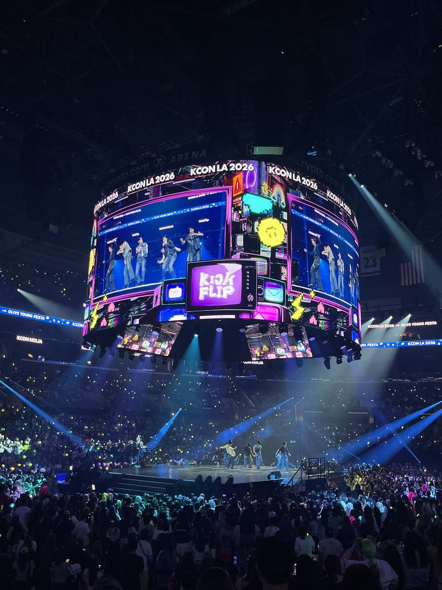 wonietoon's tweet photo. #KCONNeverForget #KCON_NeverForget (am i too late?)
kcon day 1 w my teamies and my oomfs <33 https://t.co/yrJgPHikFz