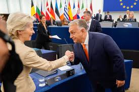 Kurtaczimer1's tweet photo. Orbán sokkal több szavazatot kapott, mint ahány ember érdekében kormányzott.
A folytonosság megvan, mert fjucsör Péter is ezt teszi.
Nekik sakkozik. 
A fotón valójában két ember van, csak egynek látszik.
Akkor mind a kettő egy ország elnöke.
Zonda Attila, őr
#ZondaAttila #őr #szó https://t.co/co9rHP8Wce