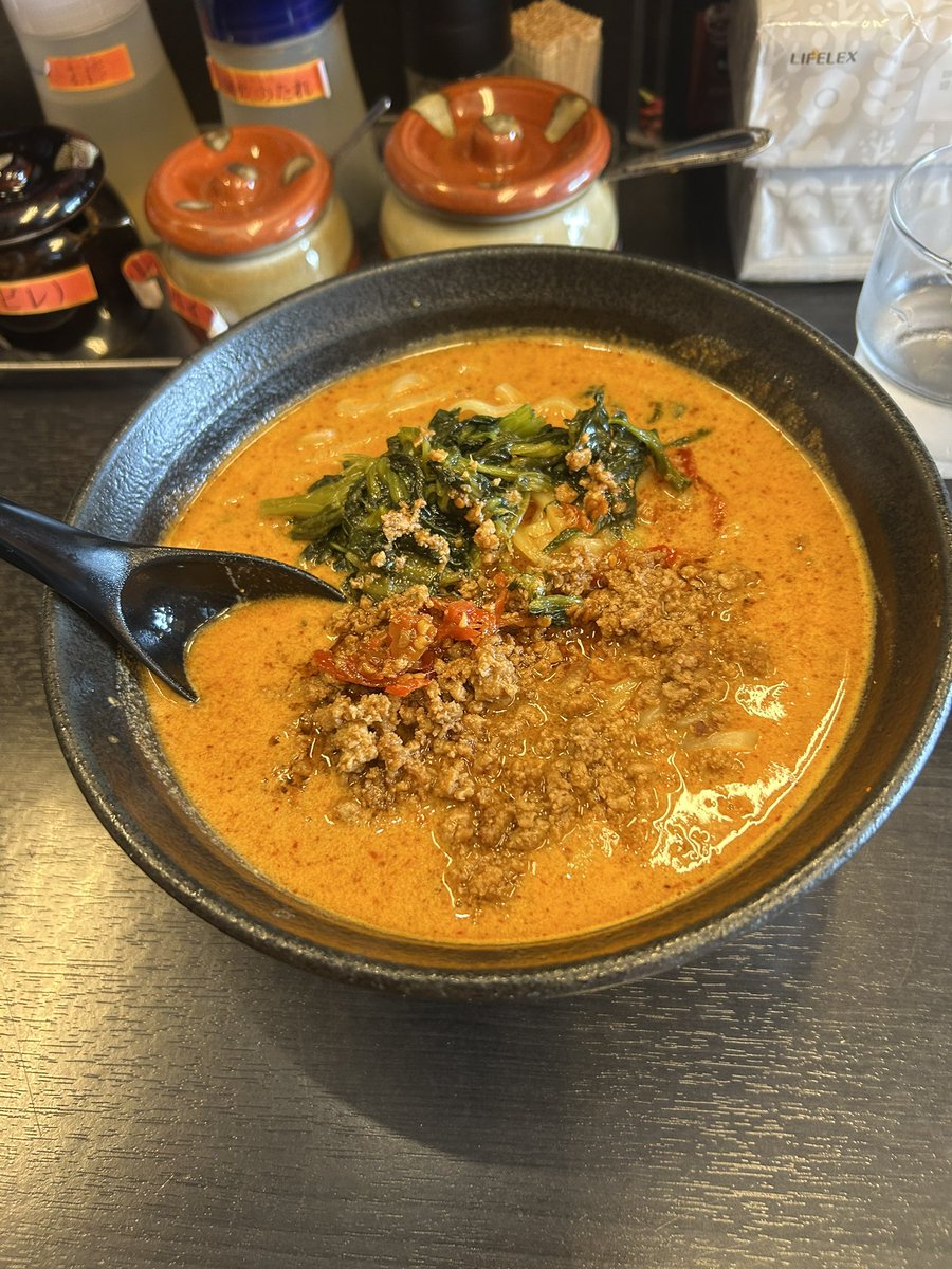 aki055066's tweet photo. 遅めのお昼ご飯に。
病院行った後に身体に良く無いものを摂取w🤣
我慢出来なくて食べにきちゃいましたw
30辛くらいからじゃないと食べた気しないw
#地獄の担々麺
#ラーメン https://t.co/qaUxSJsF0l