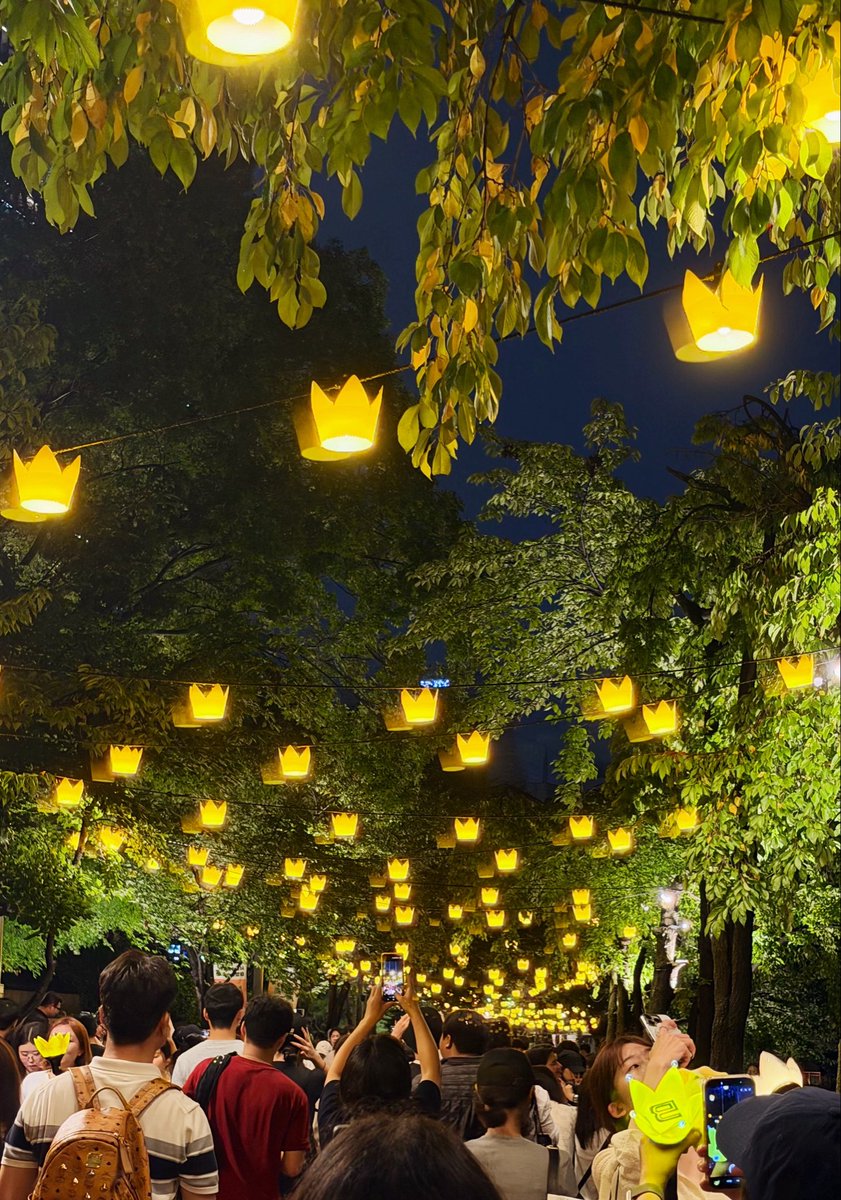 IO8xxx8's tweet photo. チャムシルのバンボン点灯式💡👑
めちゃくちゃ綺麗やった✨ https://t.co/2IPZI7BBvC
