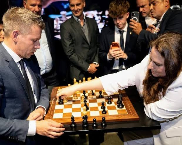 Kurtaczimer1's tweet photo. Orbán sokkal több szavazatot kapott, mint ahány ember érdekében kormányzott.
A folytonosság megvan, mert fjucsör Péter is ezt teszi.
Nekik sakkozik. 
A fotón valójában két ember van, csak egynek látszik.
Akkor mind a kettő egy ország elnöke.
Zonda Attila, őr
#ZondaAttila #őr #szó https://t.co/co9rHP8Wce