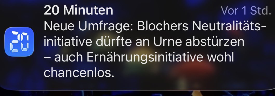 myswiss's tweet photo. Wenn eine Umfrage plötzlich zum Abstimmungsergebnis wird

Sechs Wochen vor der Abstimmung präsentiert uns 20 Minuten eine Umfrage – und macht daraus gleich eine Schlagzeile: «Blochers Neutralitätsinitiative dürfte an der Urne abstürzen». Im Push wird sogar von «chancenlos» gesprochen.

Moment mal.

Eine Umfrage ist keine Abstimmung. Sie ist eine Momentaufnahme. Und wer aus einer Momentaufnahme bereits einen vermeintlich sicheren Absturz konstruiert, betreibt nicht neutrale Information, sondern Framing.

Denn Worte wirken. «Abstürzen». «Chancenlos». Damit wird dem Leser bereits vorgegeben, wie er das Ergebnis einzuordnen hat. Aus «aktuell in einer Umfrage im Rückstand» wird sprachlich «die Sache ist gelaufen».

Nein. Ist sie nicht.

Am 27. September entscheidet nicht 20 Minuten. Nicht Tamedia. Nicht Leewas. Und auch keine Umfrage.

Entscheiden tut das Schweizer Volk.

Und genau deshalb gilt jetzt erst recht: Lasst euch nicht einreden, dass eure Stimme nichts mehr zählt.

Wer die umfassende, immerwährende und bewaffnete Neutralität der Schweiz stärken will, soll am 27. September JA zur Neutralitätsinitiative stimmen.

Nicht die Medien entscheiden.
Nicht Umfragen entscheiden.
Wir entscheiden. 🇨🇭

Und je stärker uns die Medien erzählen, eine Initiative sei «abgestürzt», desto wichtiger ist es, selbst hinzuschauen, die Argumente zu prüfen und an die Urne zu gehen.

https://t.co/BhcdbdSUqi