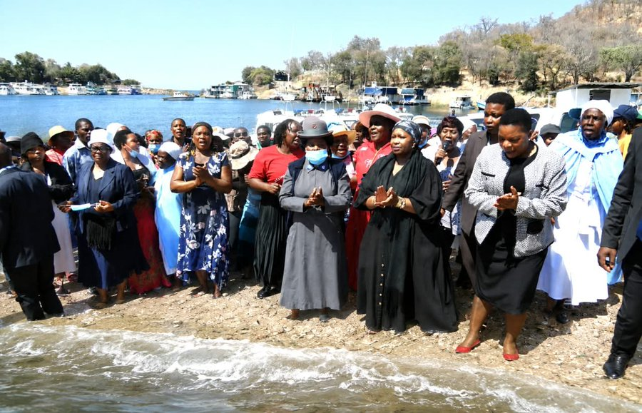 SimangalisoDub5's tweet photo. A mother’s love knows no bounds. Yesterday, @ZimFirstLady traveled to #Kariba to sit with families grieving the Kariba boat tragedy and survivors still carrying the pain of that dark day. Staying in  constant touch was not enough—she needed to hold their hands and let  them know they do not walk alone.

In times of unimaginable grief and profound courage, our First Lady remains a pillar of compassion and strength for the nation #Zimbabwe  mourns and heals together #FirstLadyOfZimbabwe #KaribaTragedy  #HeroesAmongUs #Solidarity @angelofhope_zim @angelofhopezw @ZANUPF19633 @WomenofZimbabwe @WomenZimbabwean @Varakashi4edByo @ZANUPF_Official @zanupf_patriots