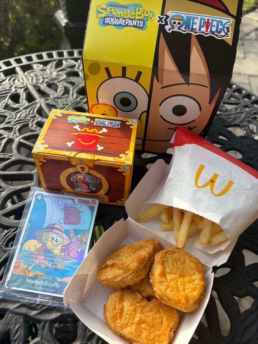 ElXtops's tweet photo. 🚨La colaboración de McDonalds entre One Piece y Bob Esponja ya está disponible en Canadá, así es como luce la cajita feliz, el juguete y la carta. https://t.co/ZU2OeU1njX