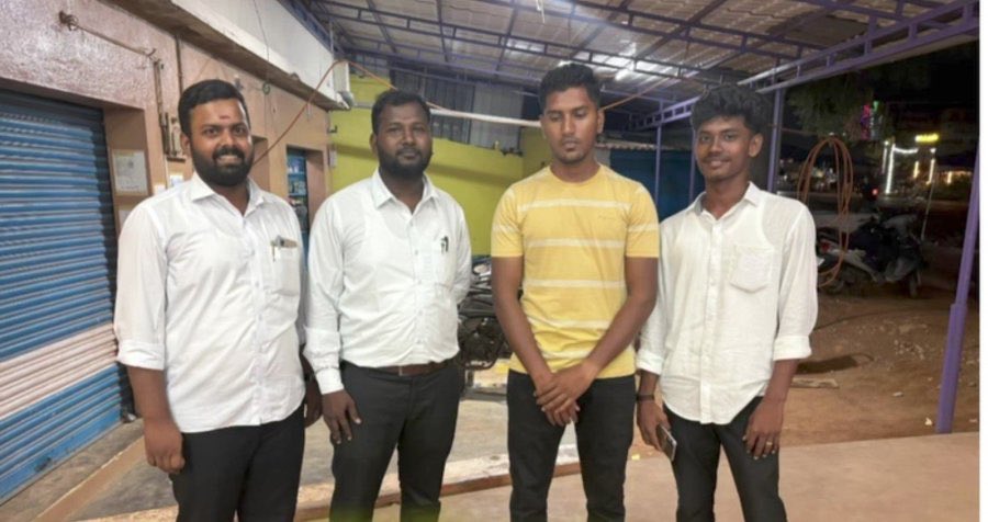 tn_updatess's tweet photo. தஞ்சாவூரில் காவல் அதிகாரியைத் தாக்கி கைதான இளைஞர் ஆகாஷ் ஒரு நாள் நீதிமன்ற காவலுக்குப் பின் விடுதலை.

If the video didn’t gets viral imagine the situation of him.

Social media is 💥🔥 https://t.co/4Q0zM67kf5