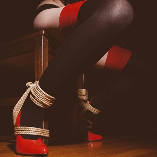 Gildas873305181's tweet photo. Elle attend. Les chevilles serrées. Les talons pointés.
Et le cœur qui bat un peu trop vite.
#BondageFrançais #ShibariArt #FetishFrance #BDSMFrance #JambesLiées #TalonsHauts #BasRésille #Corde #Soumise https://t.co/qc6ERjecAz