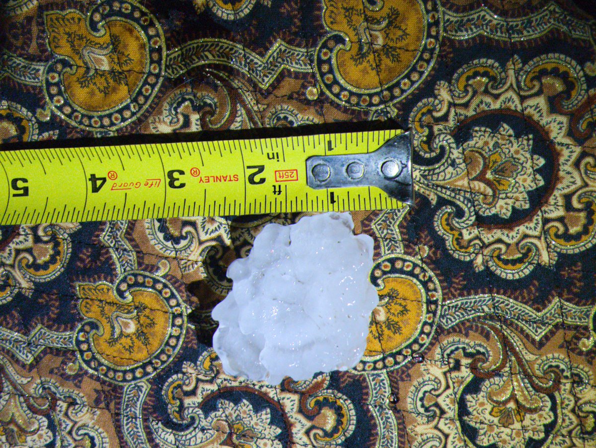 PhotoJ_BD's tweet photo. @NWSKansasCity 

Hail report from K7 / 435 in Wyandotte county. 

I can DM exact coordinates if need be. 

Hail was probably larger but I couldn't get out side in time during the downpour so it probably melted a bit.

Currently without power. https://t.co/kFmefBisQT