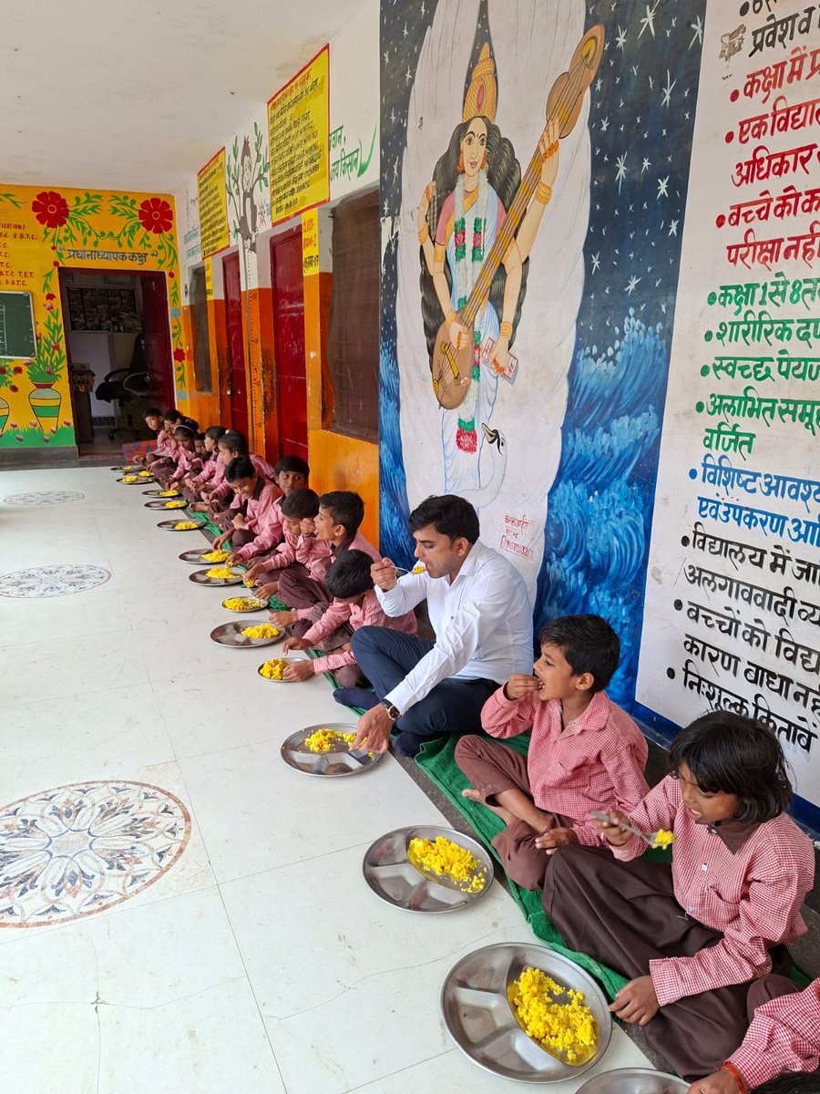 BSA_FBD's tweet photo. जिला बेसिक शिक्षा अधिकारी, फर्रुखाबाद द्वारा प्राथमिक विद्यालय सकवाई का औचक निरीक्षण किया गया। इस दौरान प्रधानमंत्री पोषण योजना के अंतर्गत **निर्धारित मीनू के अनुसार तैयार भोजन को चखकर गुणवत्ता का जायजा लिया गया।**

#Farrukhabad
#dmfarrukhabad #cdofarrukhabad @basicshiksha_up https://t.co/kS2RqfkGsj