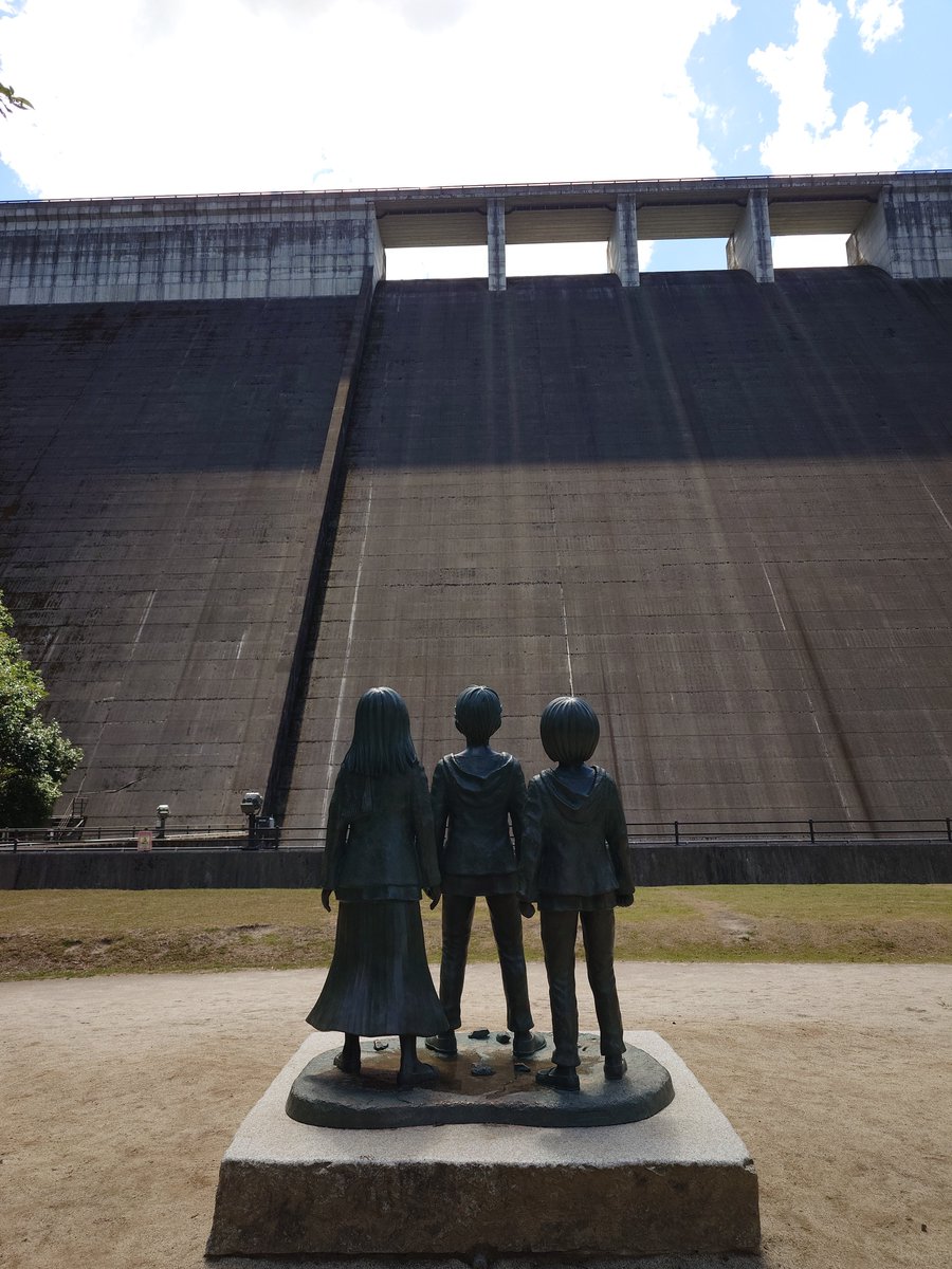 renge17's tweet photo. 実家からの帰りに、娘がはまっていた時に連れてきてあげたかったあの地へ。あの頃はコロナ真っ只中で、叶わず。もう娘は推しであったアルミンの銅像より背が高くなっていた。私はダム初めてだったので圧巻😌 https://t.co/ohdTnEj1Ti
