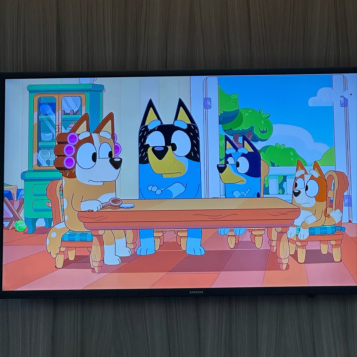 VictoireRivaton's tweet photo. Je crois que Bluey est le dessin animé le plus subversif du moment.

Ça fait vingt ans que je regarde des dessins animés avec mes neveux, mes nièces, puis mes filles. Et je n’en ai jamais vu d’aussi intelligent.

Déjà parce que, dans Bluey, les parents ne sont pas débiles.

La barre paraît basse. Mais le père sympathique, immature et vaguement incapable de survivre sans sa femme est devenu un personnage récurrent des programmes familiaux.

Une petite étude menée à l’université Brigham Young sur deux séries Disney destinées aux préados estimait que près de 40 % des comportements paternels montrés à l’écran relevaient du ridicule ou de la bouffonnerie. Soit un père transformé en imbécile toutes les 3 minutes 24. Et, une fois sur deux, les enfants réagissaient en levant les yeux au ciel, en se moquant de lui ou en l’ignorant.

Bandit, lui, peut être très drôle sans que son autorité soit systématiquement tournée en dérision. Comme Chilli, il est imparfait, parfois fatigué, parfois agacé, mais compétent. Ils jouent avec leurs enfants, les écoutent et savent reconnaître leurs erreurs. Mais ils restent les adultes.

Les émotions de Bluey et Bingo sont prises au sérieux sans devenir le centre de décision de toute la famille. Elles peuvent perdre, attendre, s’ennuyer ou être frustrées. On les console, mais on ne renégocie pas nécessairement la règle ni l’organisation de toute la maison. Et, fait assez fou : elles survivent !

J’avais lu que Bluey était un dessin animé « conservateur ». Pas au sens partisan. Simplement parce qu’il montre la famille non comme une addition d’individus dont il faudrait satisfaire tous les désirs, mais comme un cadre dans lequel on apprend à vivre ensemble.

Les parents y assument de guider leurs enfants, les enfants ne sont pas chargés de tout décider et personne ne semble particulièrement opprimé par cette organisation. Au contraire : ils ont l’air très heureux.

Et tout cela sans grand discours, avec une finesse assez folle et énormément d’humour.

Je ne sais pas comment sont recrutés les scénaristes de Bluey, mais pour écrire aussi justement sur les enfants, les parents et la vie de famille, il faut probablement être un parent assez extraordinaire.

Ou avoir installé des caméras chez moi entre 18h30 et 20h …