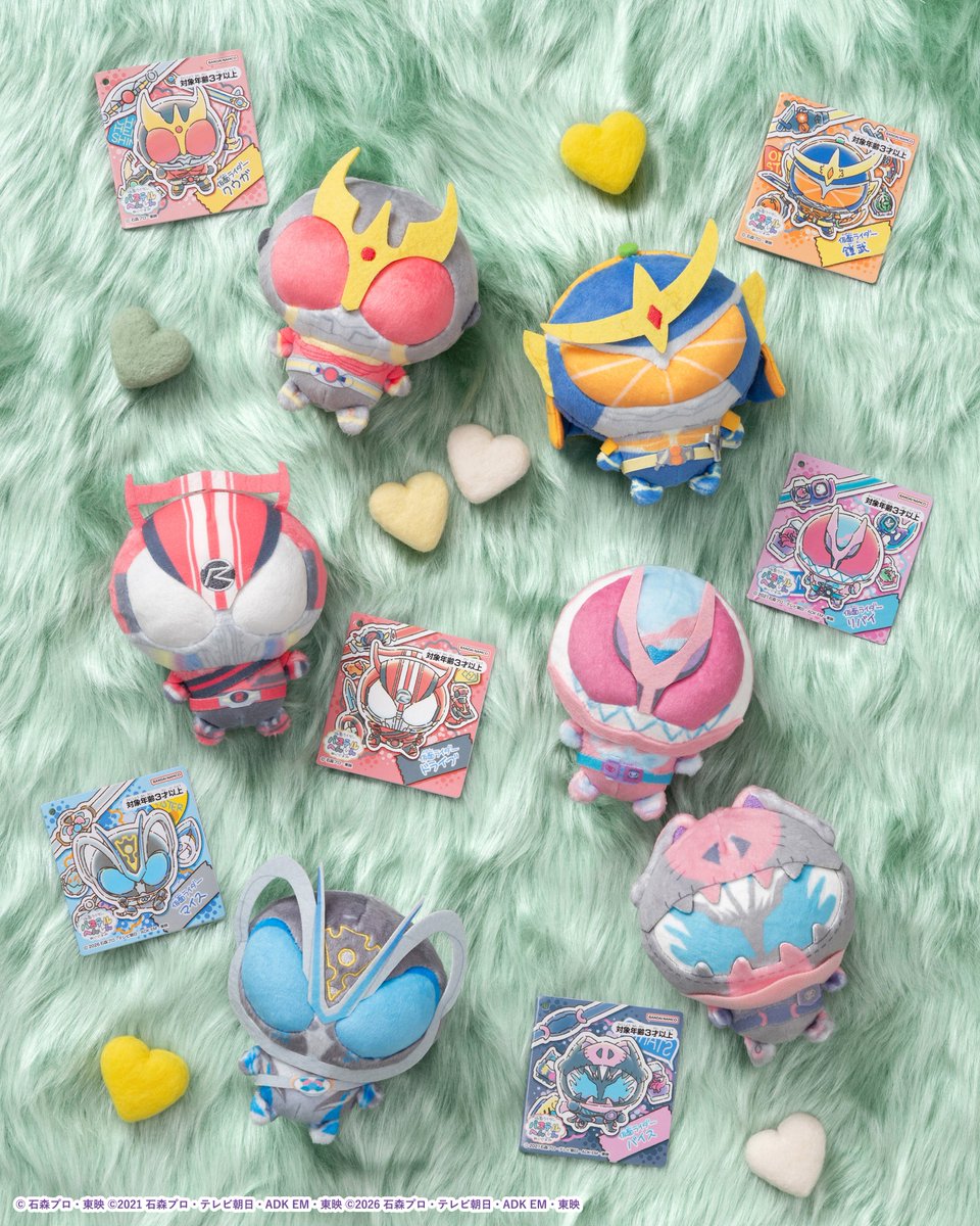 KamenRiderStore's tweet photo. 【＃仮面ライダーストア 新商品情報】
2026年8月29日(土)より、
大好評の「仮面ライダーパステルへんしんぬいぐるみシリーズ」から新たに6種類登場します。

※こちらの商品は下記店舗で販売予定です。
東京店、石巻出張所、太秦映画村、新潟東映ホテル、名古屋店(9/4～)

■仮面ライダーパステルへんしんぬいぐるみ
#仮面ライダークウガ
#仮面ライダー鎧武
#仮面ライダードライブ
#仮面ライダーリバイ
#仮面ライダーバイス
#仮面ライダーマイス

※掲載されている内容は予告なく変更する場合がございます。
