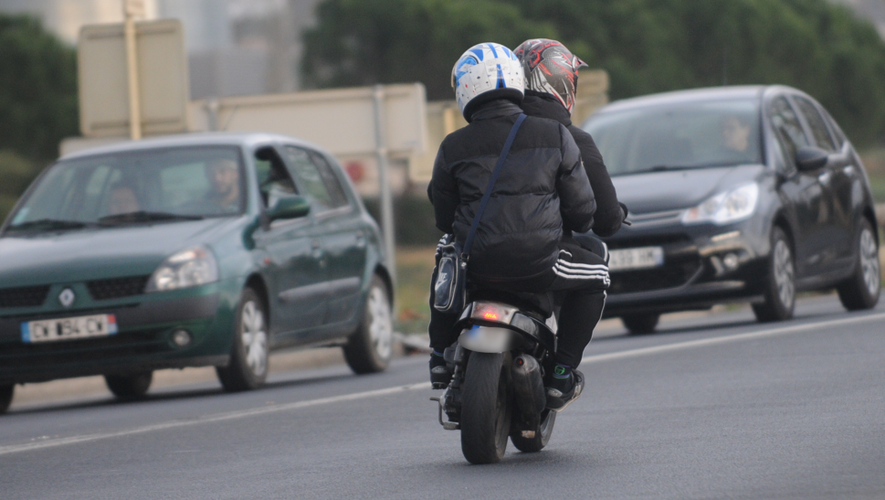 F_Desouche's tweet photo. Villeneuve-lès-Maguelone (34) : une octogénaire agressée par deux hommes en scooter qui lui ont arraché sa chaîne en or et l’ont fait chuter au sol  https://t.co/GcaBHFnl5n https://t.co/EByKkBwTR7