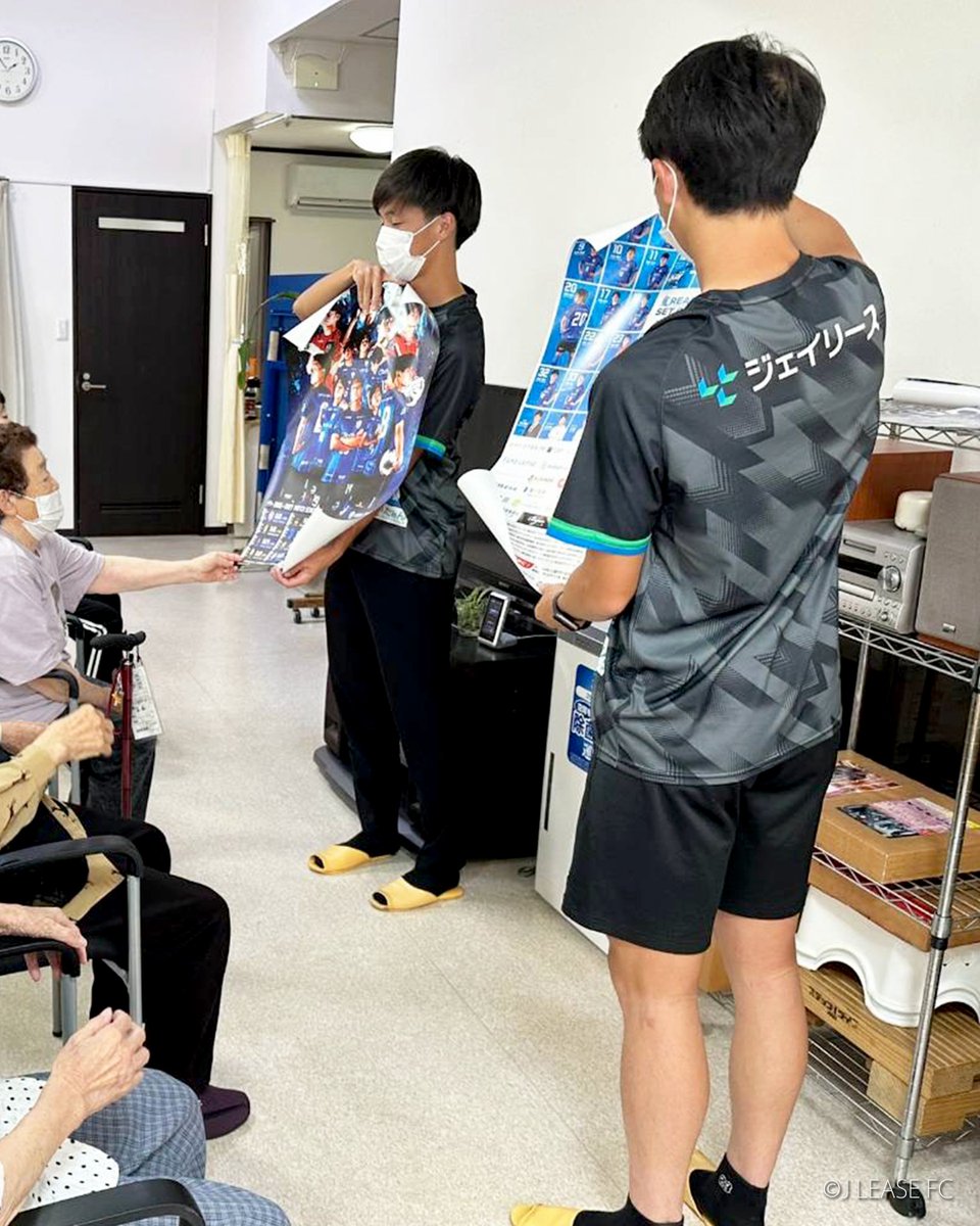 jleasefc's tweet photo. 🐿️⚽️ジェイリースFC｜ジェイアクション⚽️🐿️

📅 8月14日（金）

#永松恭聖 選手、#岩岸宗志 選手の2名が、地域福祉支援センターフェリス千歳の利用者の皆さんと交流しました🤝

今回は準備体操でしっかりと体を動かした後、卓球台を使った「卓球バレー」に挑戦🏓✨

岩岸選手チームと永松選手チームに分かれて対戦するのは、今回で2回目！
前回は岩岸選手チームが勝利しましたが、果たして今回は…🔥

回を重ねるごとに皆さんどんどん上達しており、ラリーが続く白熱した攻防が繰り広げられました👏

そして、今回の勝利チームは……

＼ 岩岸選手チーム🎉 ／

岩岸選手チームのエースが大量得点を挙げる活躍を見せ、見事2連勝となりました🏓🔥

選手と利用者の皆さんが一緒になって盛り上がり、笑顔あふれる楽しい時間となりました😊

ジェイリースFCは、これからもサッカーを通じて地域に笑顔と元気を届ける活動を継続してまいります🐿️⚽️

#ジェイリースFC
#ジェイアクション
#CSR
#大分
#スポーツの力