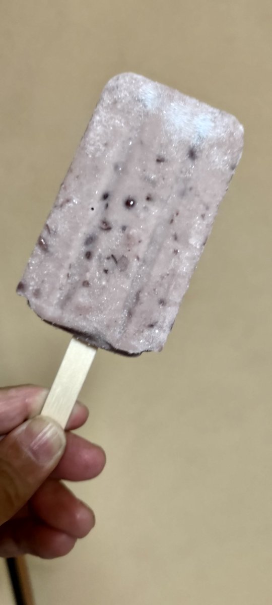NullSuke0618's tweet photo. どっちも井村屋さんのあずきバー、のハズ。
左の先っちょ丸いの箱入り六本のやつ。
右の四角はコンビニで個別のやつ。
味は同じ。
ちょい前に、気付いた。
みんな知っとるんだろうね。 https://t.co/VJCpwlkBoi